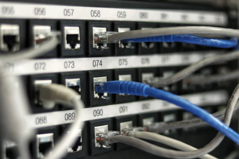 Fileiras de servidores em um data center escuro